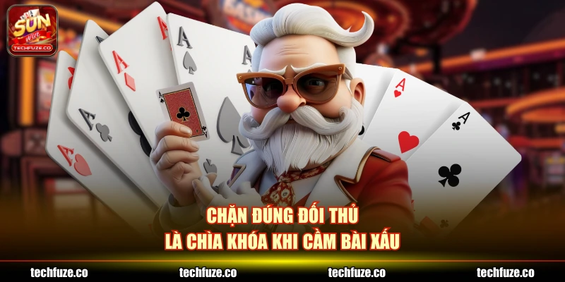 Chặn đúng đối thủ là chìa khóa khi cầm bài xấu